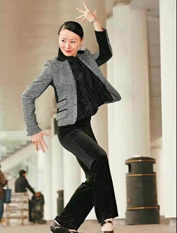 36歲嫁入豪門,6年後被曝出軌“乾兒子”,前夫的話讓她身敗名裂 36歲嫁入豪門,6年後被曝出軌“乾兒子”,前夫的話讓她身敗名裂