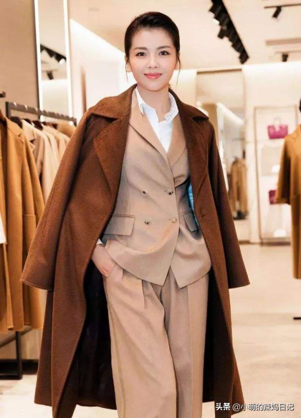 長外套&plus;闊腿褲&equals;&OpenCurlyDoubleQuote;大女人風&rdquo;穿搭！高階有氣場，劉雯劉濤都上頭