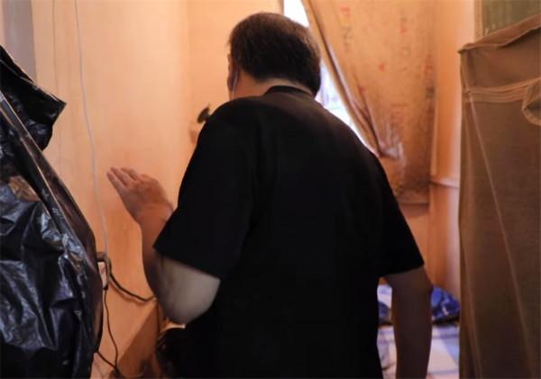 香港54歲大叔住6㎡劏房:蝸居生活大半輩子,夏天太熱得用4臺電扇 香港54歲大叔住6㎡劏房:蝸居生活大半輩子,夏天太熱得用4臺電扇