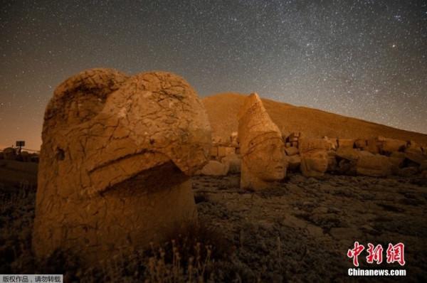 土耳其內姆魯特山星空璀璨 彷彿神秘異世界