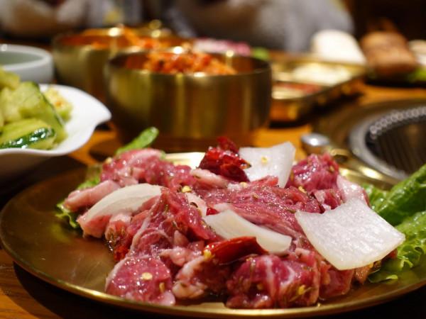 紫薇路上排隊都要吃的朝鮮烤肉！大口吃肉大口喝酒，全都安排上