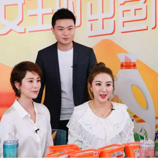 帶貨女王薇婭和任嘉倫，宋威龍，謝霆鋒等好友的親密合照