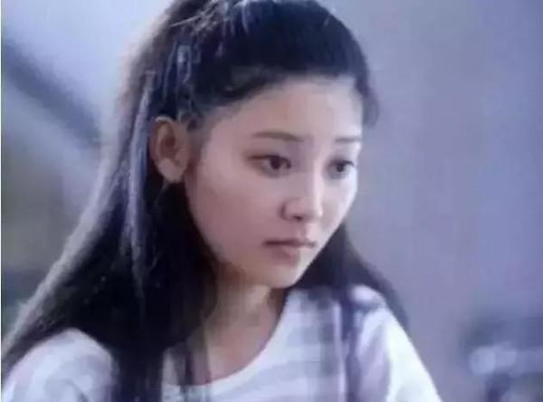 徐帆：處處忍讓馮小剛，23年不生孩子，養女和繼女把她當親媽孝順