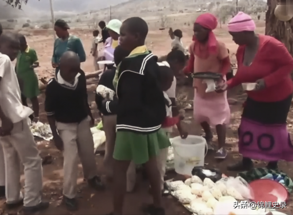 真實故事:非洲14歲窮苦男孩,8年前被父母拋棄,做苦工撫養2個弟弟