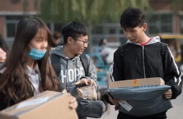 貧困生花2500買鞋被取消助學金，發文表示委屈，卻並未得到同情