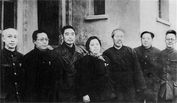 紅13軍政委建國前3個月去世，兩個女兒皆是才女