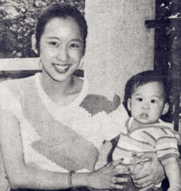 霍啟剛的追妻路：郭晶晶父母反對，女二女三橫插險毀婚，霍少好難