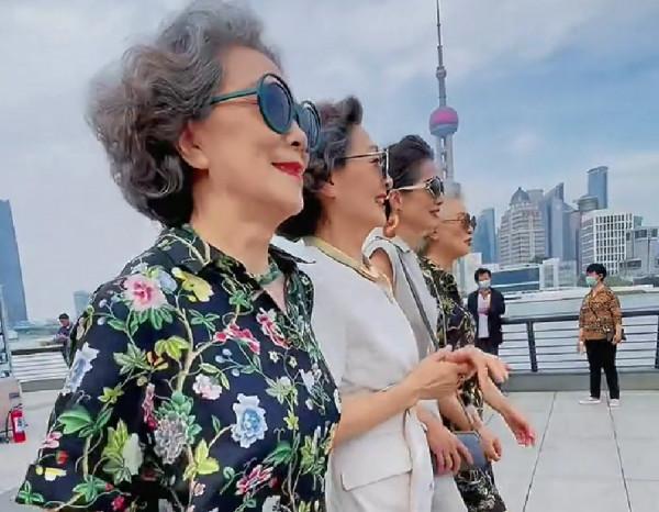 六十頭髮花白染還是不染？染髮顯年輕，但銀髮也是道美麗的風景線