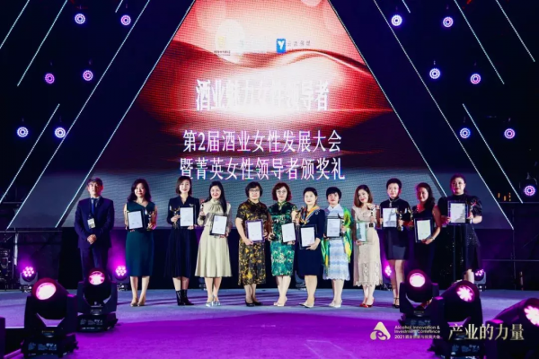 褚酒人榮膺兩大菁英獎項，擔任《創業與創新》論壇主持