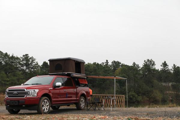 這臺福特F150LTD工具車把兩個人的旅行安排得妥妥當當