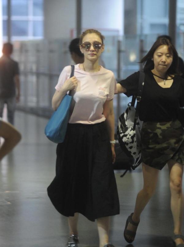 李小冉的穿搭真顯年輕，粉T恤配半身裙像個年輕人，45+女人學一學