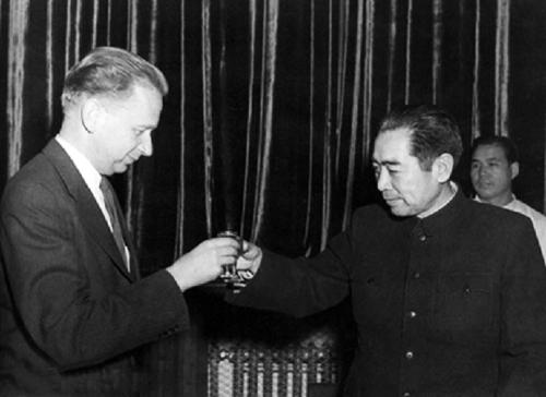 52年，我國抓獲2名美軍間諜，美方抗議，周恩來的應對方式真高明