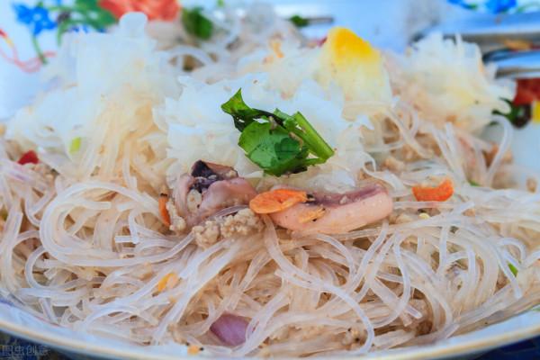 天冷了，煮一鍋粉兒，熱乎乎的，真香