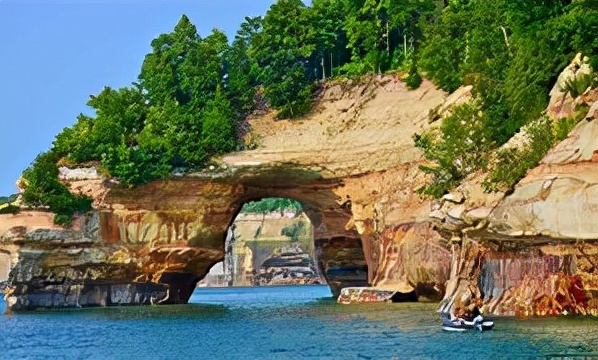 世界風光欣賞——密歇根州，彩巖國家湖濱區的洞穴