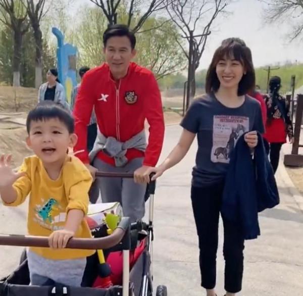 61歲戲骨李子雄罕曬娃,3歲兒子似混血,嬌妻曾是張鐵林緋聞女友 61歲戲骨李子雄罕曬娃,3歲兒子似混血,嬌妻曾是張鐵林緋聞女友