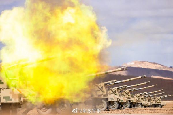 火力全開！看火炮射擊震撼瞬間