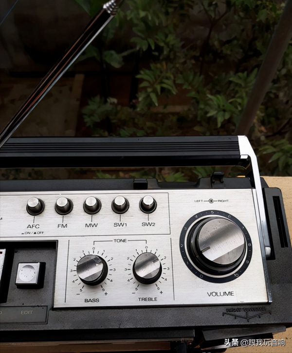 三洋sanyo 4波段收音機,單卡帶四喇叭收錄機音響 M9994 三洋sanyo 4波段收音機,單卡帶四喇叭收錄機音響 M9994
