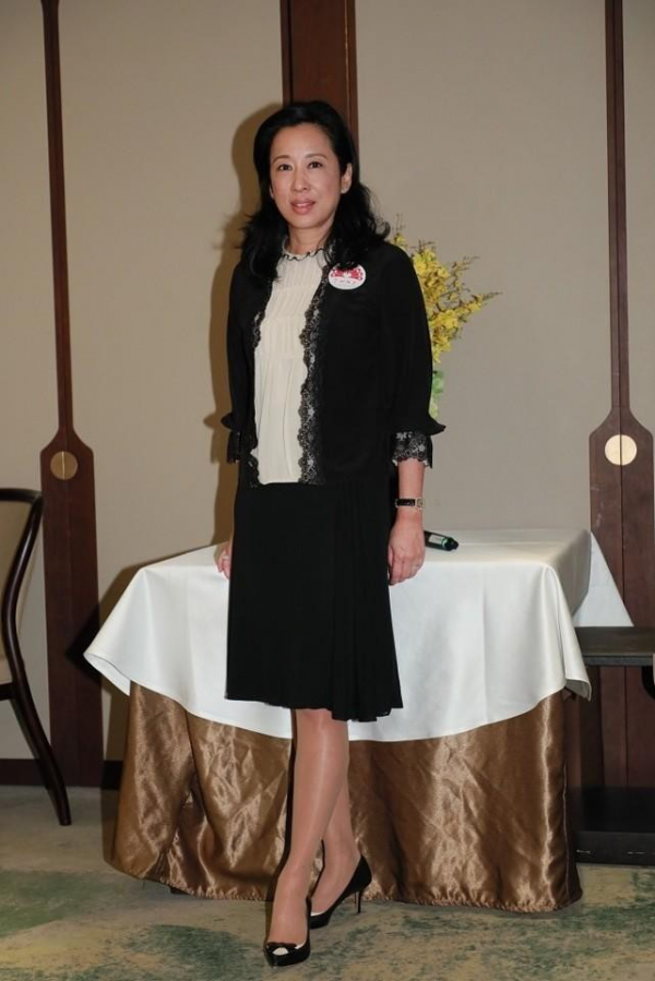 郭晶晶婆婆不像63歲，穿深色外套顯年輕，一眼能看出是不是闊太太