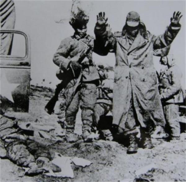 抗美援朝時敵軍用繩子拴在一起,這是啥戰術?志願軍如何巧抓俘虜 抗美援朝時敵軍用繩子拴在一起,這是啥戰術?志願軍如何巧抓俘虜