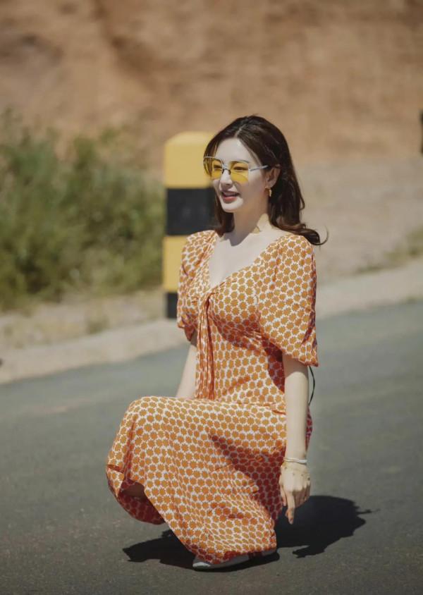 張雨綺真放得開，V領碎花裙搭配一點都不醜，還美得驚豔