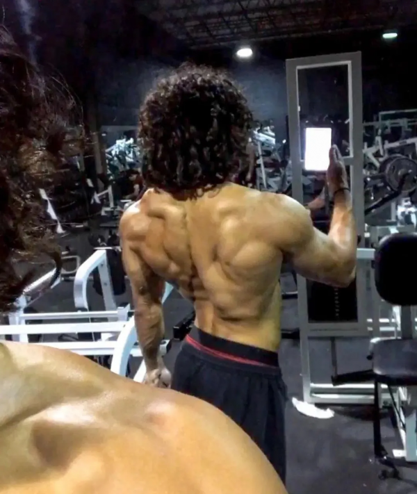 真人版人猿泰山刷屏朋友圈，這肌肉身材什麼水平？