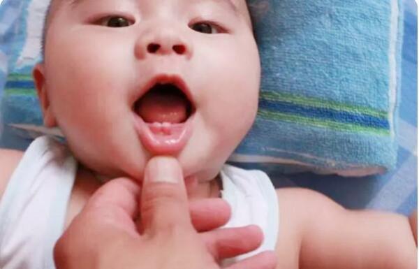 寶寶多大開始長牙?家長該如何護理?這份出牙時間表讓你不再焦慮 寶寶多大開始長牙?家長該如何護理?這份出牙時間表讓你不再焦慮