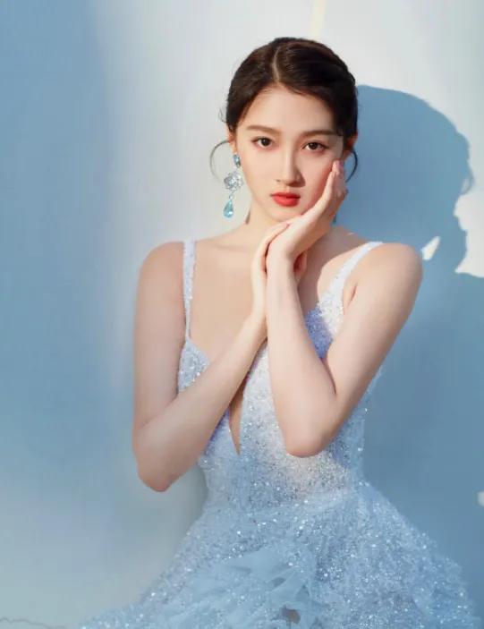 關曉彤,是集美貌、身材、才藝於一身的完美女子,是四小花旦之一 關曉彤,是集美貌、身材、才藝於一身的完美女子,是四小花旦之一