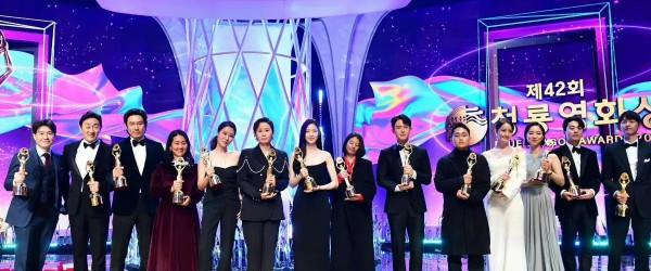 林允兒不敵文素利痛失影后，一襲白長裙走紅毯，網友直呼仙女下凡