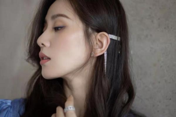 劉詩詩終於開始高調！穿緞面長裙亮相，靠氣質穩贏大半個娛樂圈