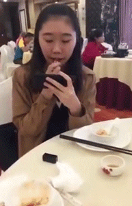 精緻的女孩都是這樣喝水吃東西的