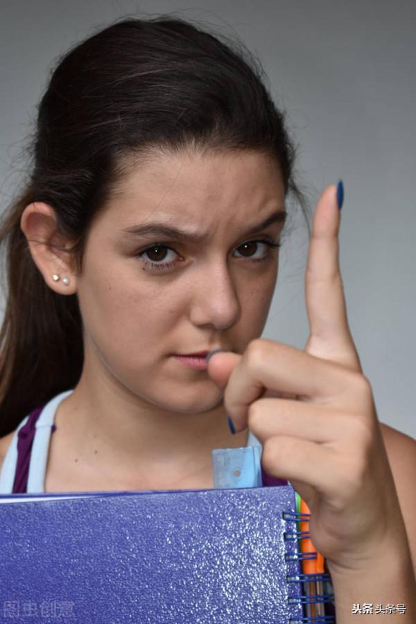 小乞丐碰瓷行駛中的汽車,無意間發現竟然是自己失散三年的兒子 小乞丐碰瓷行駛中的汽車,無意間發現竟然是自己失散三年的兒子