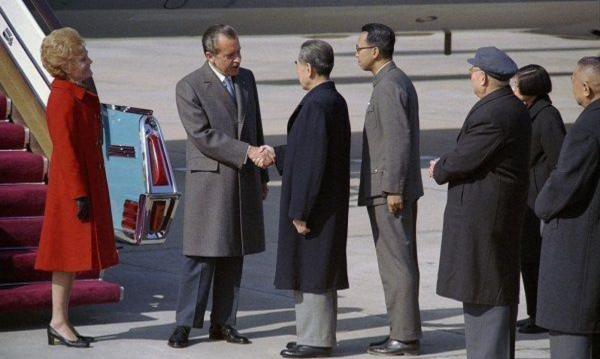 南海艦隊截獲一封情報，周恩來看後深吸一口氣，連忙給葉帥打電話