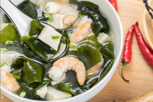 廣東人做湯有一手,連豆腐湯都好喝,湯汁濃白,不放雞精也很鮮 廣東人做湯有一手,連豆腐湯都好喝,湯汁濃白,不放雞精也很鮮