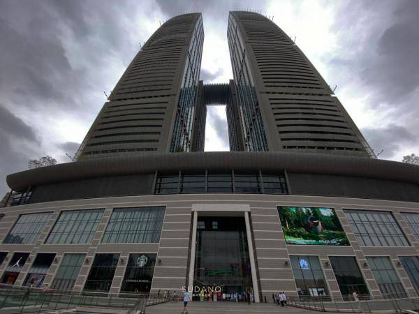 重慶來福士，曾被評為十大中國最醜建築的第一名，但深受遊客歡迎