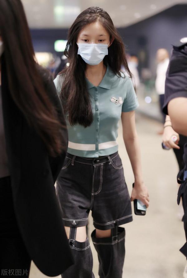 林允穿綠色短袖針織衫搭配拼接分割牛仔褲熱辣時髦