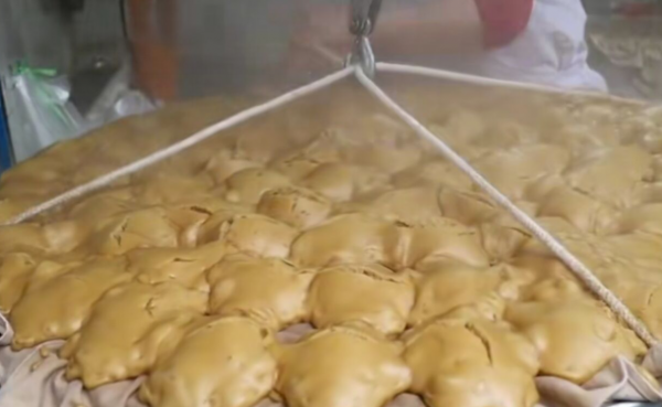 貴州大媽賣百年小吃,2元一個,出鍋被搶光,一天流水過萬遭嫉妒 貴州大媽賣百年小吃,2元一個,出鍋被搶光,一天流水過萬遭嫉妒