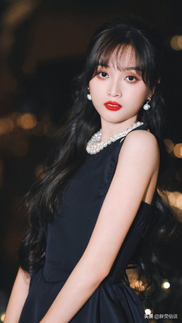 吳宣儀一身黑裙，精緻得像一個芭比娃娃美麗可愛