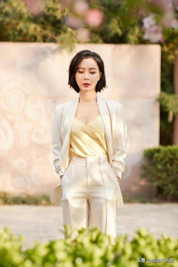 真正見過世面的女人，穿西裝外套不會配小黑褲，看陳數就知道了