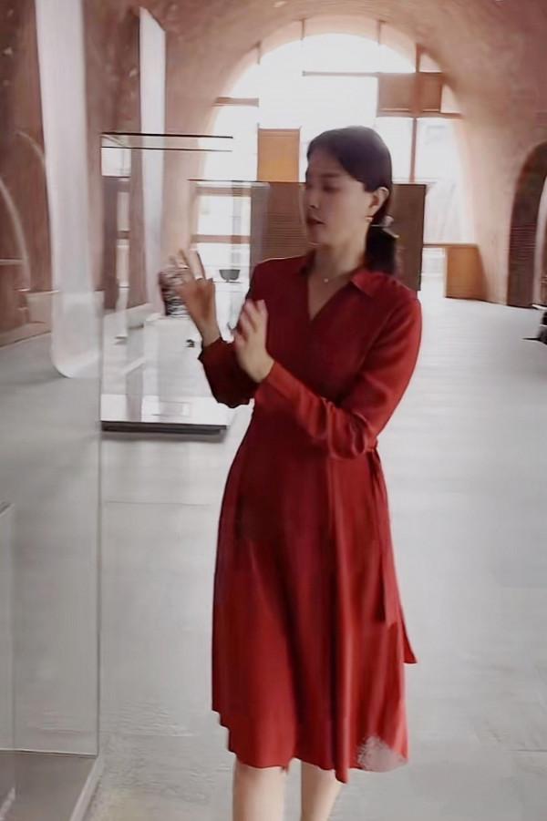劉芳菲打卡博物館,穿過膝裙扎低馬尾,整個人散發女性優雅氣質 劉芳菲打卡博物館,穿過膝裙扎低馬尾,整個人散發女性優雅氣質