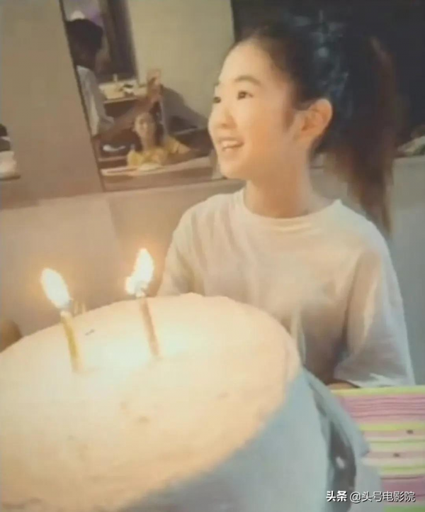 黃多多16歲戴金鍊塗眼影，爸爸萌娃早熟！曹格女兒11歲露肩畫眼線