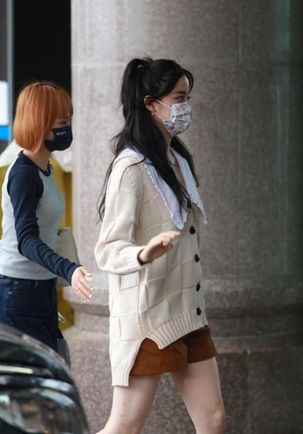 歐陽娜娜身上仍有學生氣質，穿長針織衫拼接娃娃領，挺有千金範的