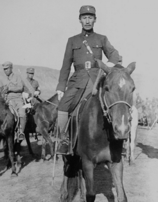 1938年，在活捉過蔣介石的劉桂五追悼會上，老蔣送輓聯：思猛士