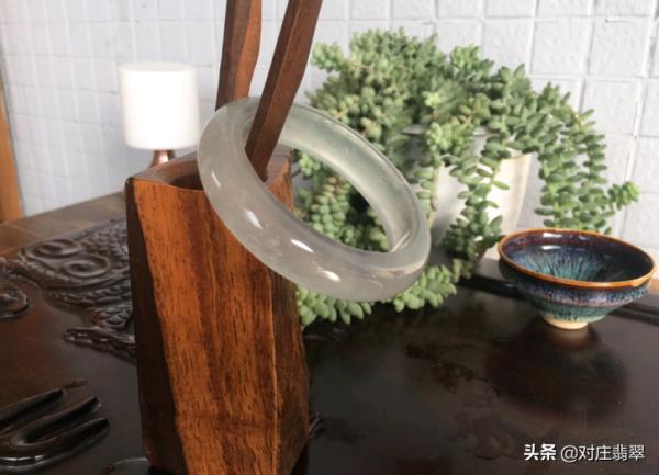 冰透如煙的翡翠高貨手鐲是什麼樣子？