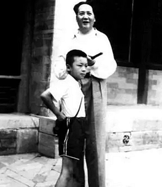 75年中央派人到新疆慰問，毛主席囑託：請放一束野花到我弟弟墓前