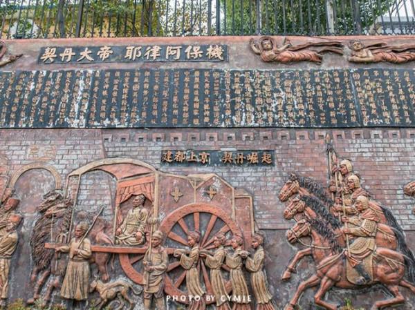 生前經歷波瀾壯闊的一代梟雄，死後留給後人無數的謎團