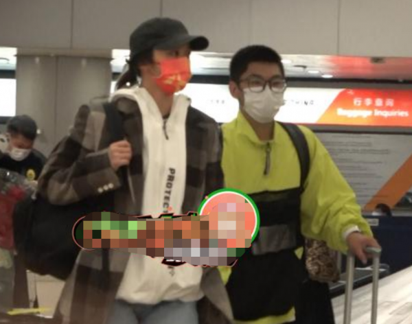 湯唯機場當眾更衣接地氣!獨自背行李不麻煩助理,一箇舊包用13年 湯唯機場當眾更衣接地氣!獨自背行李不麻煩助理,一箇舊包用13年