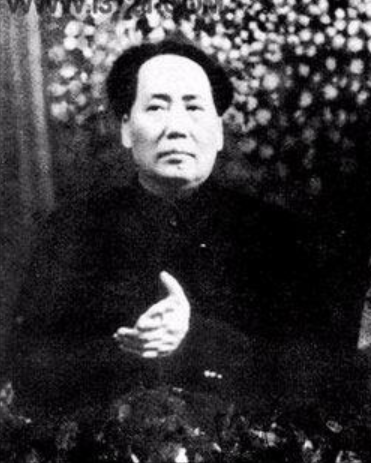 1958年嚴鳳英在安徽演出，不懂湖南方言，毛澤東伸出四根手指解釋