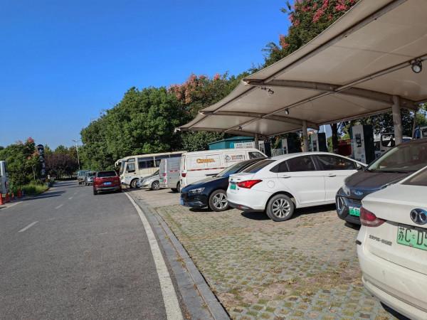 新能源充電樁,充滿電不開走的,是不是也要收費?看著氣人呀 新能源充電樁,充滿電不開走的,是不是也要收費?看著氣人呀