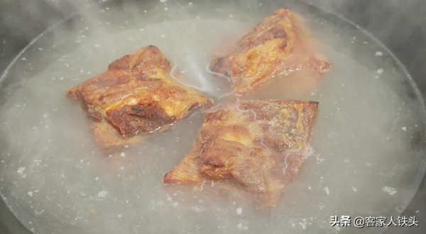 五花肉最好吃的做法，加1個香芋，客家人待客都愛做它，好吃過癮