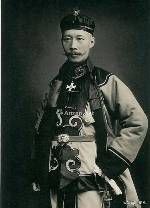 他是&OpenCurlyDoubleQuote;北洋之龍&rdquo;，不情願接受上將軍銜，後曾任國務總理